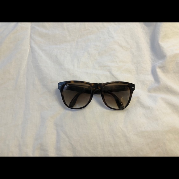 Ray-Ban Accessories - Like new! Ray-Ban Wayfarer Folding Classic RB4105